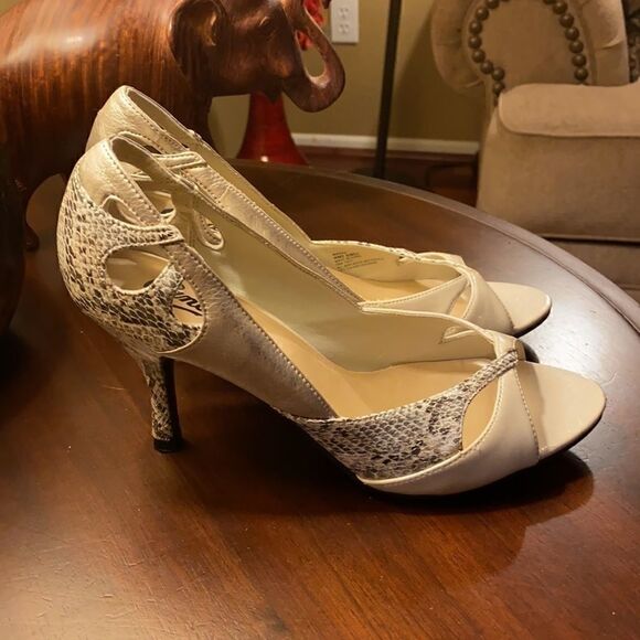Candie’s Wikked Heels, Tan, Gold, Snakeskin Sz 8M - Picture 2 of 9